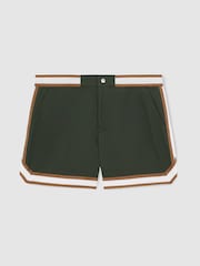 Verde pino - Reiss Baller Reiss | Ché Stripe-Trim Swim Shorts - Imagen 2 de 5