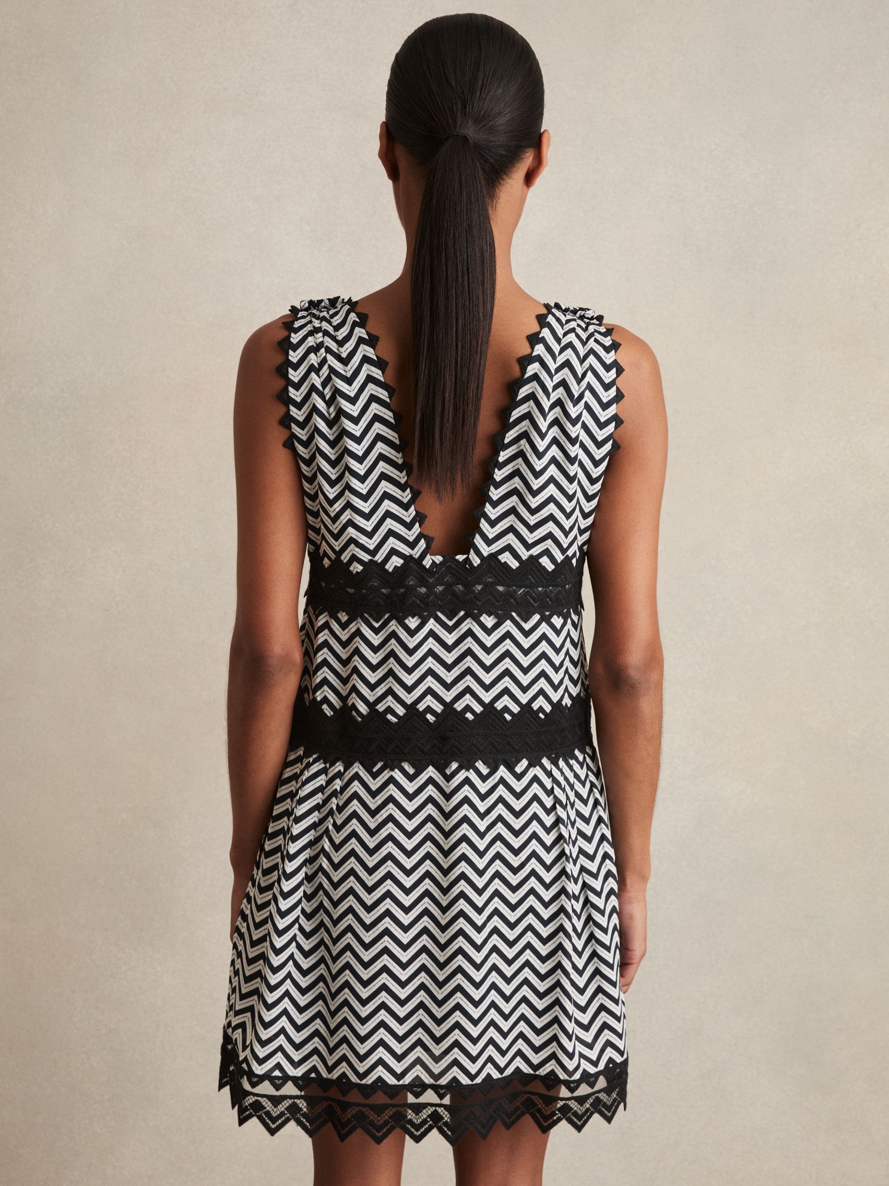 【海外限定】REISSワンピース☆Navy Sophia Zig-Zag Print Lace- Buy Reiss Navy Sophia Zig-Zag Print Lace-Trim Mini Dress