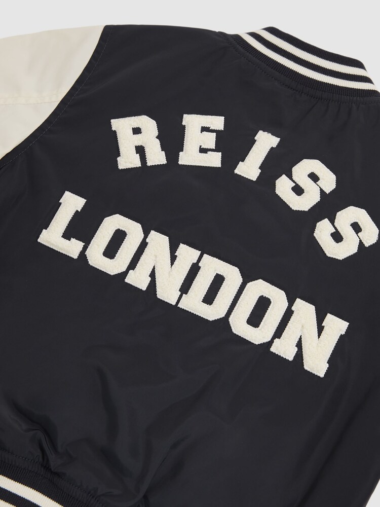 Azul marino/Blanco apagado - Reiss Arkan Colour Block Varsity Bomber Jacket - Imagen 4 de 4 Azul marino/Blanco apagado - Reiss Arkan Colour Block Varsity Bomber Jacket - Imagen 4 de 4