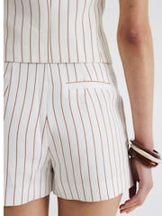 أبيض كروم - River Island Longline Belted Shorts - صورة 4 من 4