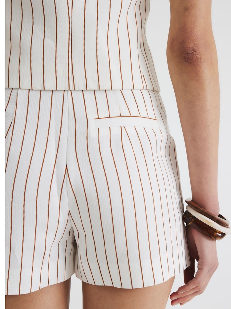 أبيض كروم - River Island Longline Belted Shorts - صورة 4 من 4