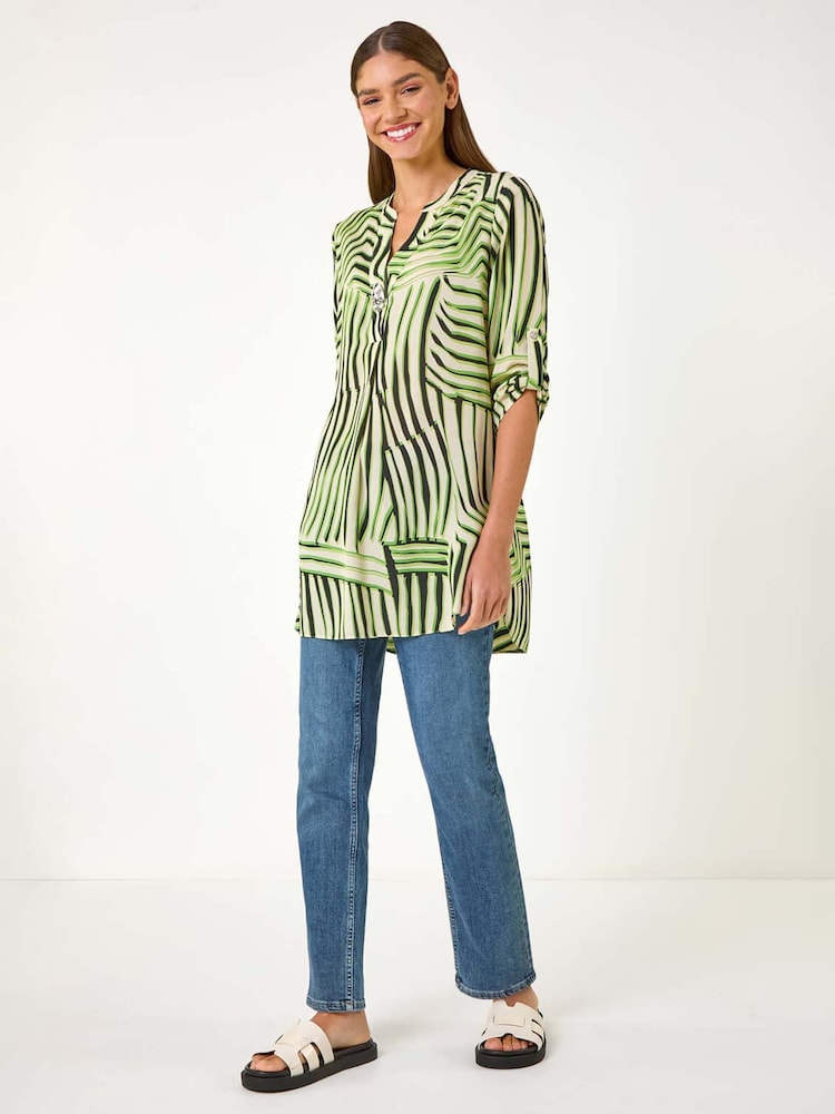 Verde - Roman Abstract Linear Print V-Neck Button Top - Imagen 2 de 5 Verde - Roman Abstract Linear Print V-Neck Button Top - Imagen 2 de 5