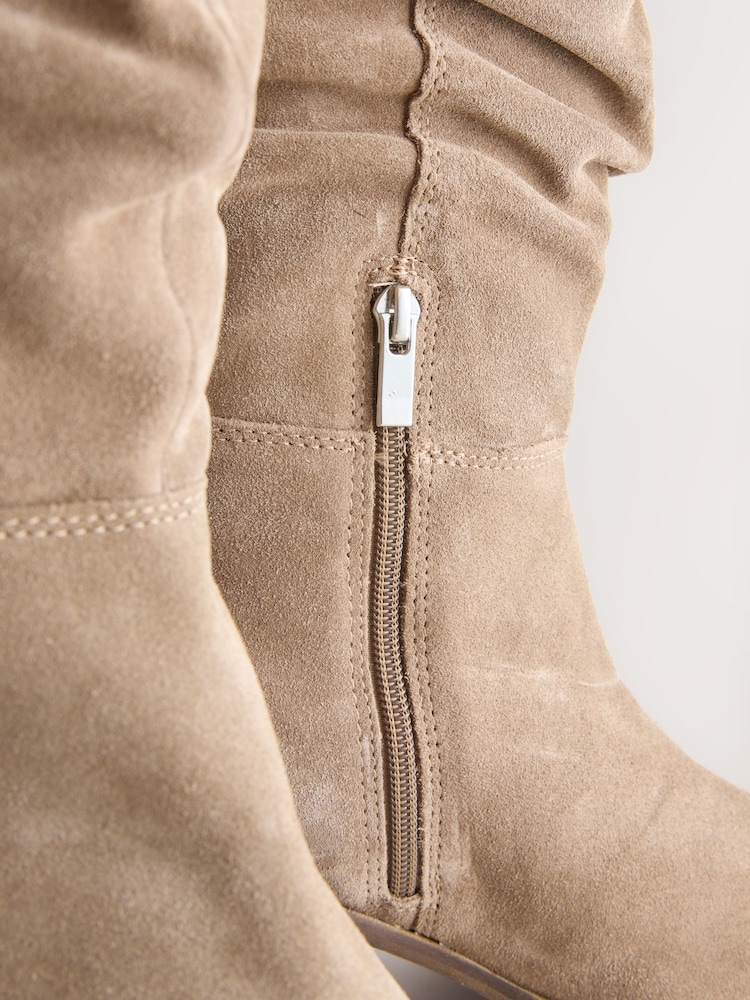 شمواه بني Taupe - Forever Comfort® Slouchy Knee High Block Heeled Boots - صورة 2 من 3 شمواه بني Taupe - Forever Comfort® Slouchy Knee High Block Heeled Boots - صورة 2 من 3
