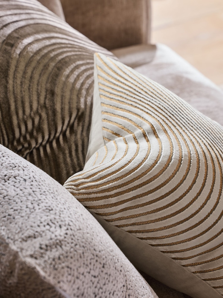 Velvet Curve Cushion - Bild 2 von 5 Velvet Curve Cushion - Bild 2 von 5