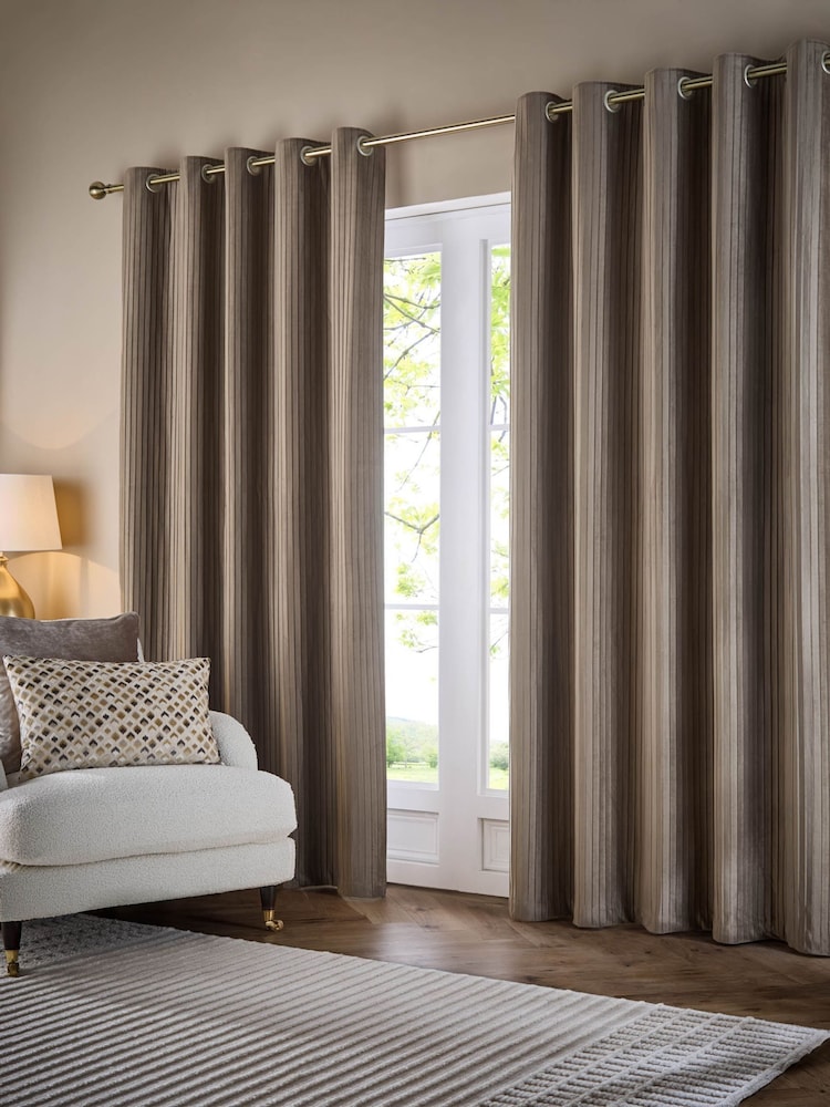 Paoletti Corinthian Velvet Room Darkening Lined Eyelet Curtain Pair - Bild 2 von 6