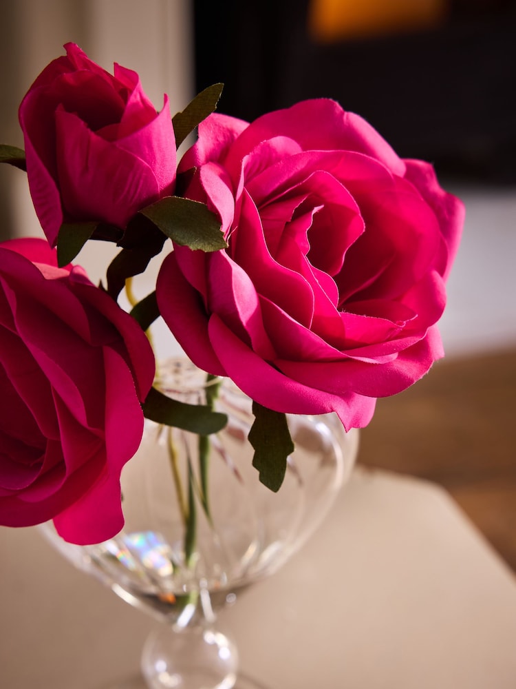 Artificial Roses in Ribbed Heart Glass Vase - صورة 2 من 3 Artificial Roses in Ribbed Heart Glass Vase - صورة 2 من 3