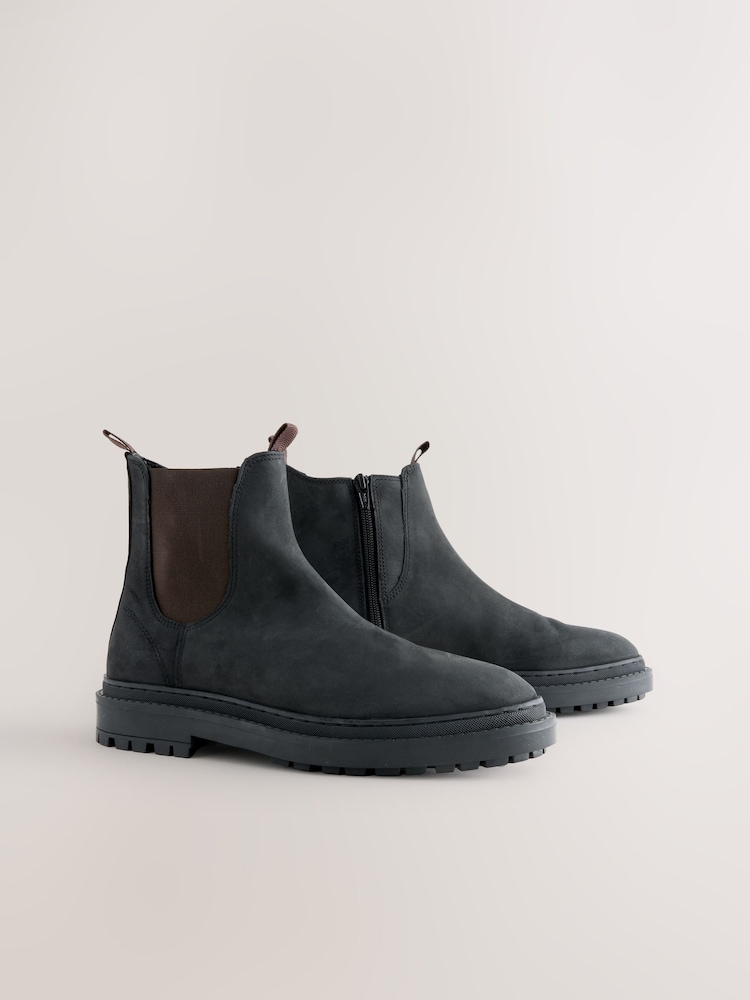 Black Oiled Leather - Forever Comfort® Round Toe Chelsea Boots - Imagem 1 de 5