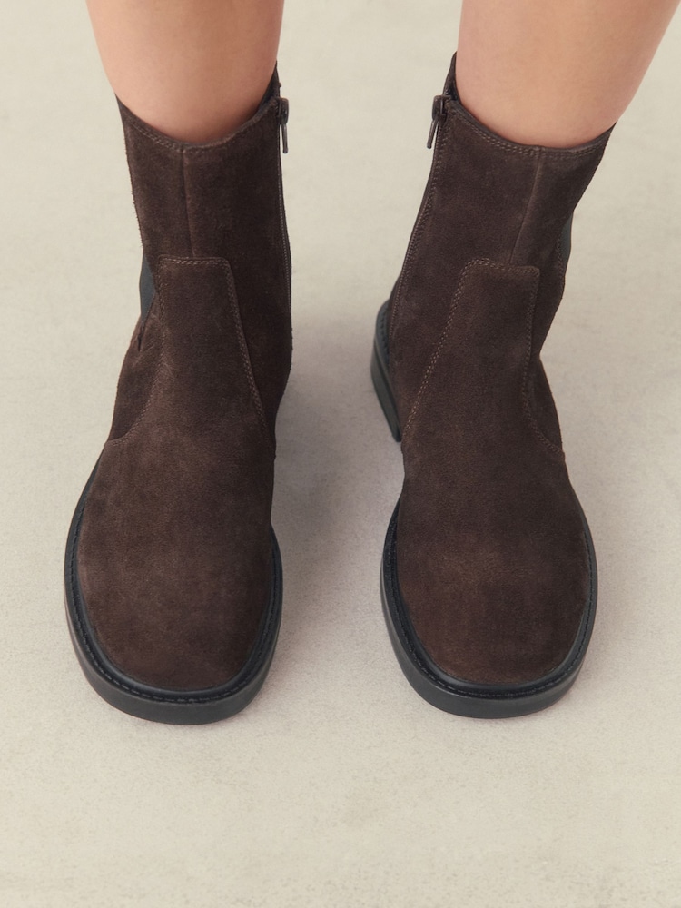 Camurça marrom chocolate - Forever Comfort® Leather Round Toe Chunky Chelsea Boots - Imagem 1 de 6