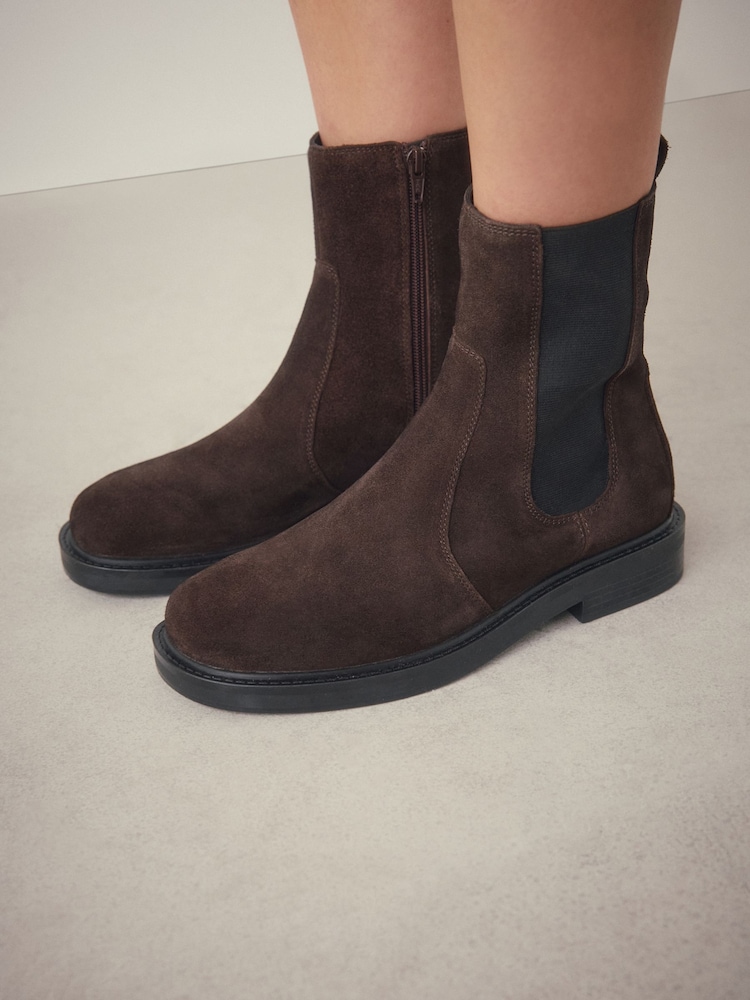 Camurça marrom chocolate - Forever Comfort® Leather Round Toe Chunky Chelsea Boots - Imagem 2 de 6