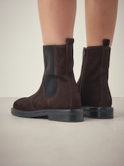 Camurça marrom chocolate - Forever Comfort® Leather Round Toe Chunky Chelsea Boots - Imagem 3 de 6