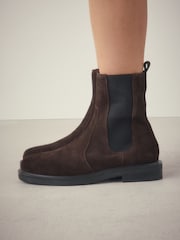 Camurça marrom chocolate - Forever Comfort® Leather Round Toe Chunky Chelsea Boots - Imagem 4 de 6