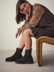 Camurça marrom chocolate - Forever Comfort® Leather Round Toe Chunky Chelsea Boots - Imagem 5 de 6