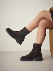 Camurça marrom chocolate - Forever Comfort® Leather Round Toe Chunky Chelsea Boots - Imagem 6 de 6