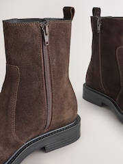 Schokoladenbraun/Veloursleder - Forever Comfort® Leather Round Toe Chelsea Boots - Bild 8 von 11