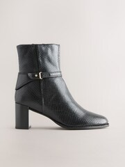 Black Snake Textured Leather - Botas de cano curto com acabamento em ferragens Forever Comfort® - Imagem 1 de 5