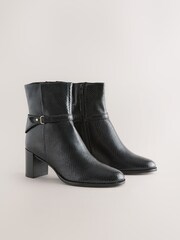 Black Snake Textured Leather - Botas de cano curto com acabamento em ferragens Forever Comfort® - Imagem 2 de 5
