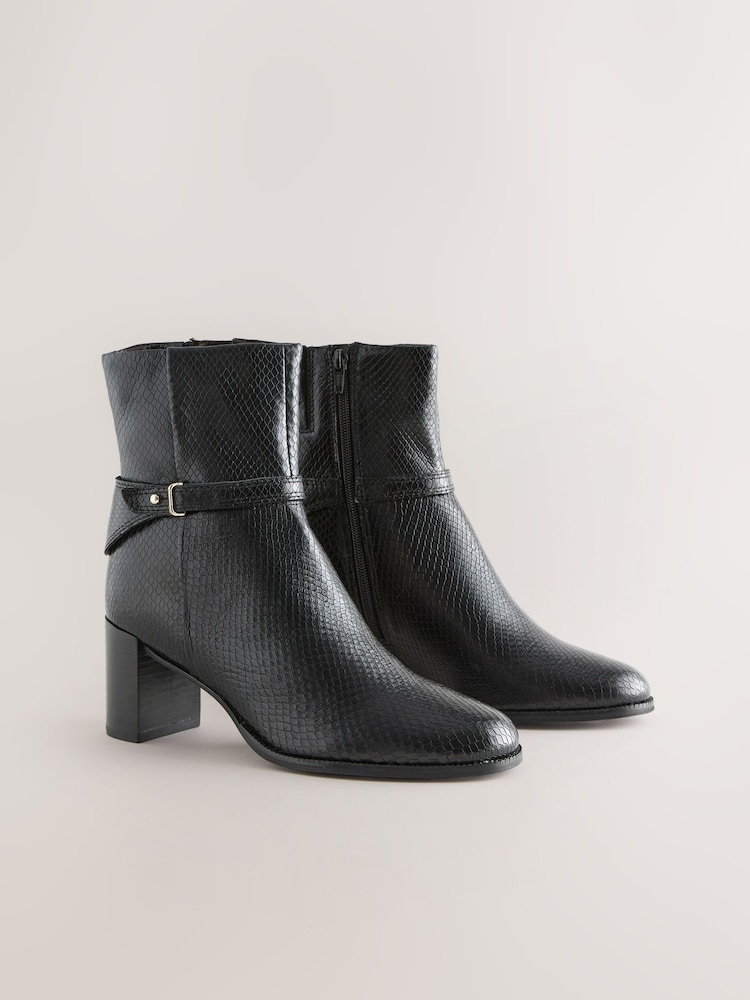 Black Snake Textured Leather - Botas de cano curto com acabamento em ferragens Forever Comfort® - Imagem 2 de 5