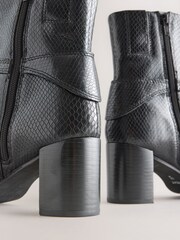 Black Snake Textured Leather - Botas de cano curto com acabamento em ferragens Forever Comfort® - Imagem 3 de 5