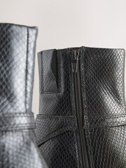 Black Snake Textured Leather - Botas de cano curto com acabamento em ferragens Forever Comfort® - Imagem 4 de 5