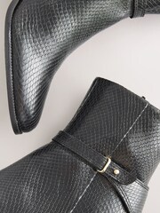 Black Snake Textured Leather - Botas de cano curto com acabamento em ferragens Forever Comfort® - Imagem 5 de 5
