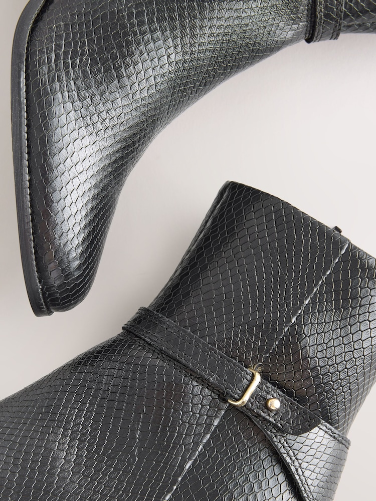 Black Snake Textured Leather - Botas de cano curto com acabamento em ferragens Forever Comfort® - Imagem 5 de 5