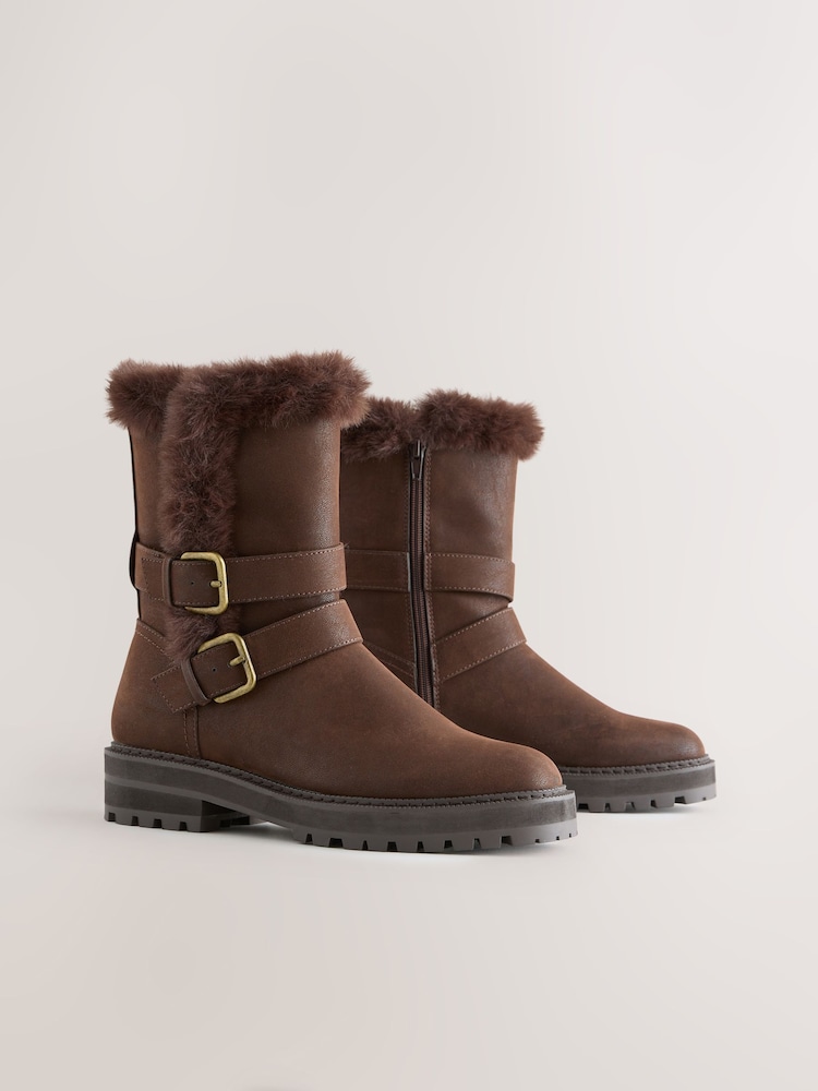 Chocolate marrom - Forever Comfort® Double Buckle Faux Fur Lined Ankle Boots - Imagem 2 de 5