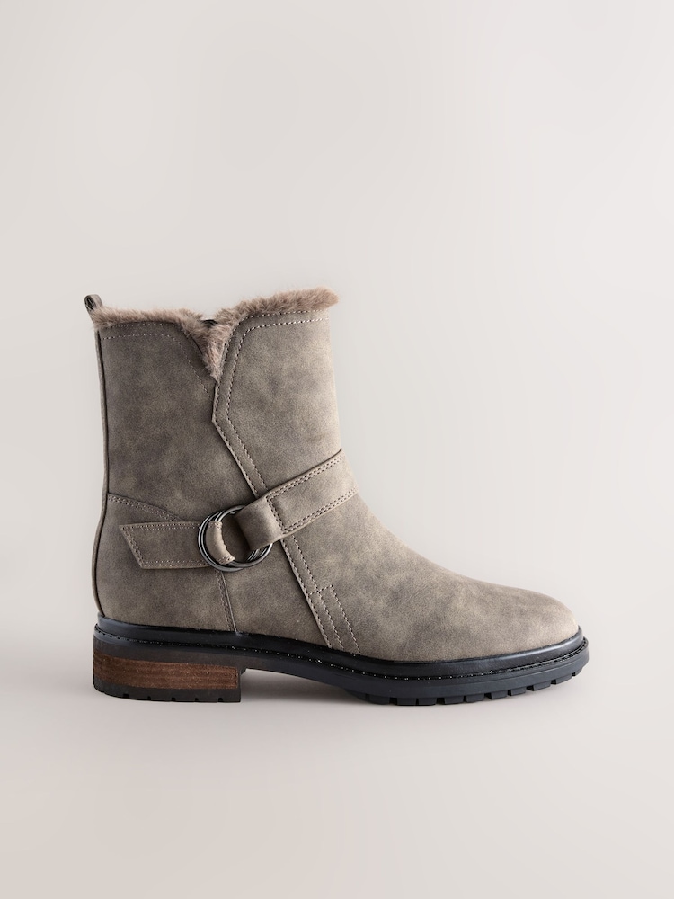 Cinza texturizado - Forever Comfort® Faux Fur Hardware Ankle Boots - Imagem 1 de 5