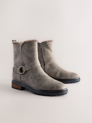 Cinza texturizado - Forever Comfort® Faux Fur Hardware Ankle Boots - Imagem 2 de 5