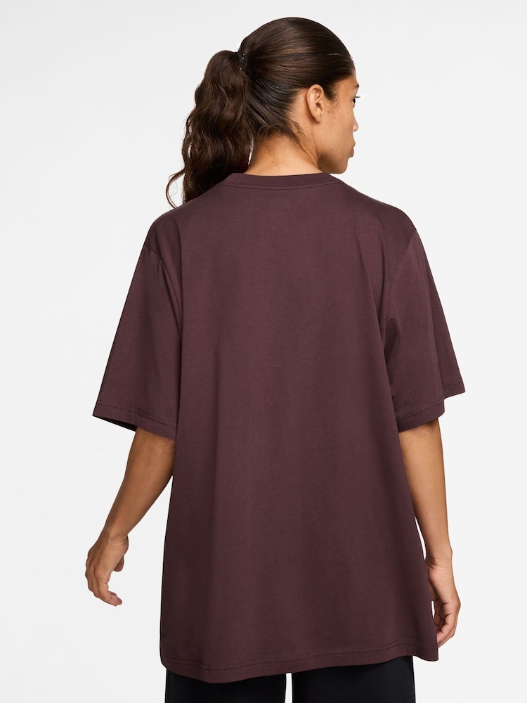 Nike Red Sportswear Essential T-Shirt - Image 2 of 3