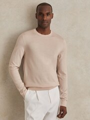 beis - Suéter con cuello redondo de lana de merino Wessex de Reiss - Imagen 1 de 5