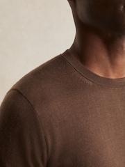 Marrón chocolate - Suéter con cuello redondo de lana de merino Wessex de Reiss - Imagen 4 de 6