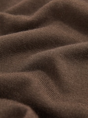 Marrón chocolate - Suéter con cuello redondo de lana de merino Wessex de Reiss - Imagen 6 de 6