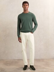 Verde Kale - Suéter con cuello redondo de lana de merino Wessex de Reiss - Imagen 4 de 7