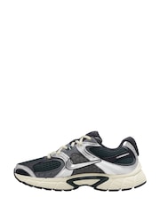Nike Green Vomero V5 Runner Trainers - Image 2 of 4