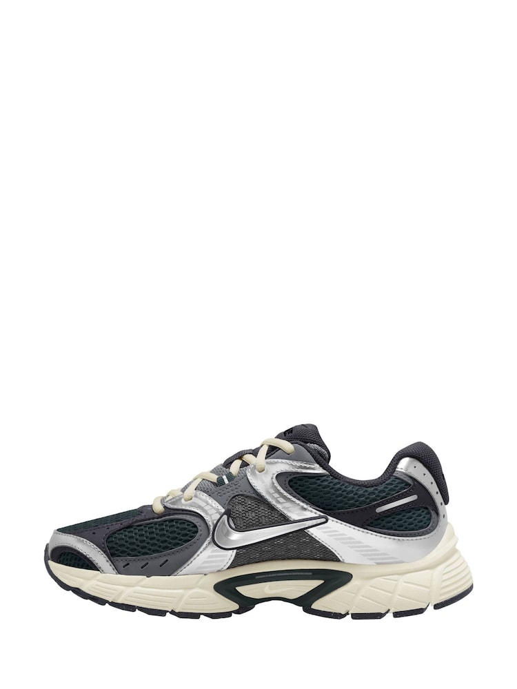 Nike Green Vomero V5 Runner Trainers - Image 2 of 4 Nike Green Vomero V5 Runner Trainers - Image 2 of 4