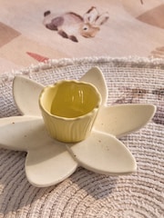 Sett med 2 eggkopper med påskeliljeblomster - Bilde 3 av 4