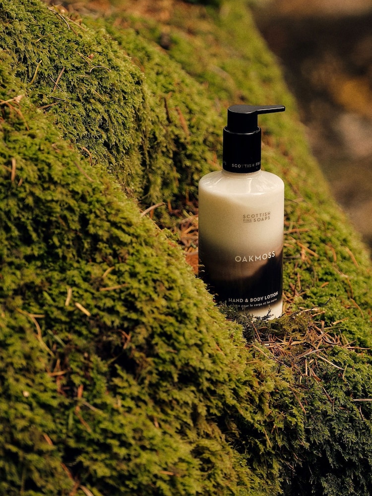 Scottish Fine Soaps Oakmoss Hand & Body Lotion 300ml - Image 2 of 2
