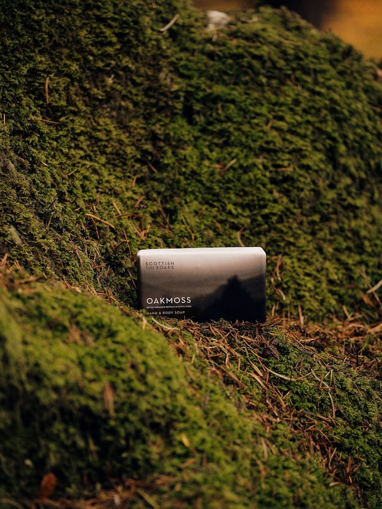 Scottish Fine Soaps Oakmoss Hand & Body Soap 220g - Image 2 of 2 Scottish Fine Soaps Oakmoss Hand & Body Soap 220g - Image 2 of 2