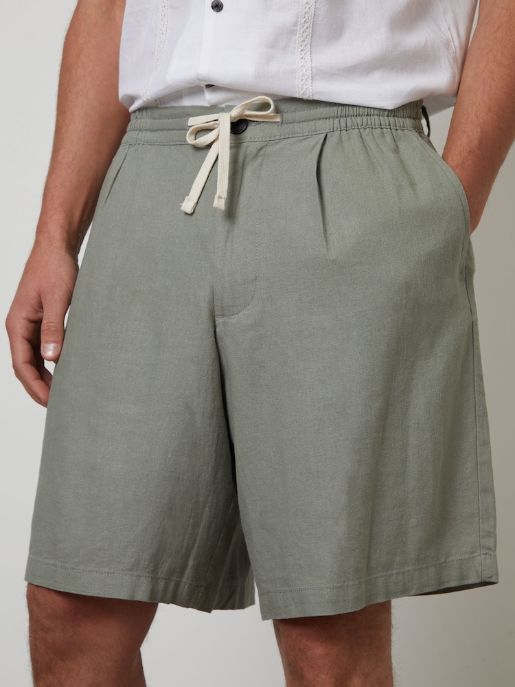 Threadbare Green Loose Fit Linen Blend Pleated Shorts - Image 4 of 5