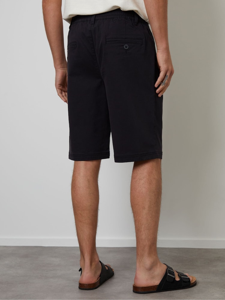 Threadbare Black Relaxed Fit Pleated Stretch Chinos Shorts - Image 2 of 5