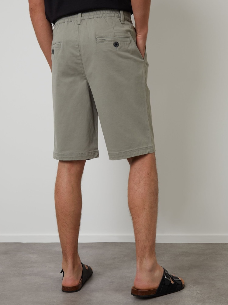 Threadbare Green Relaxed Fit Pleated Stretch Chinos Shorts - Image 2 of 5