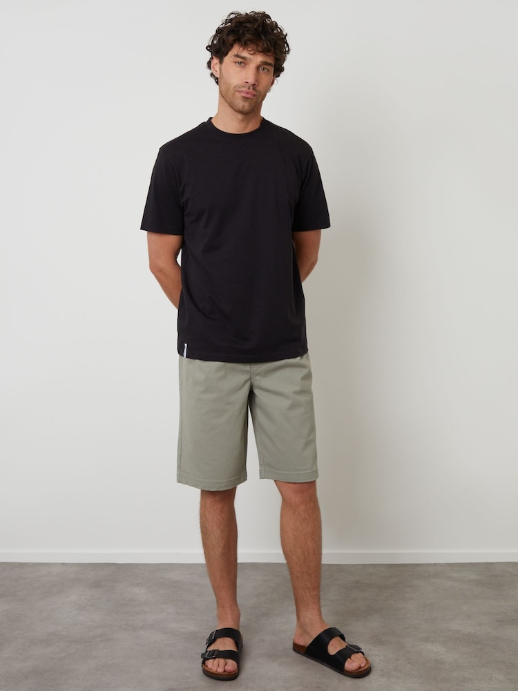 Threadbare Green Relaxed Fit Pleated Stretch Chinos Shorts - Image 3 of 5