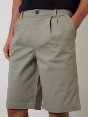 Threadbare Green Relaxed Fit Pleated Stretch Chinos Shorts - Image 4 of 5