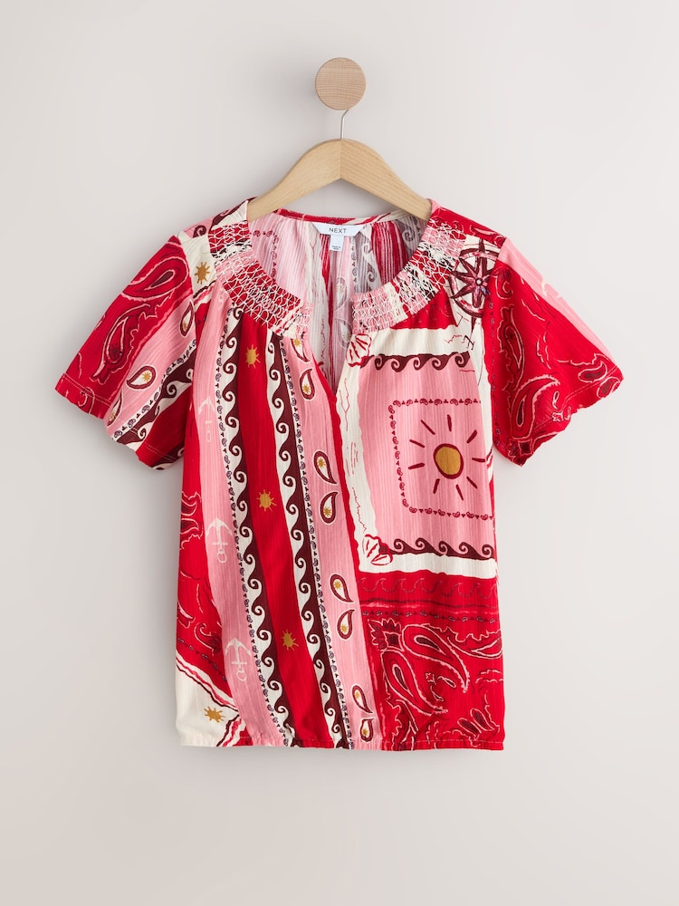 أحمر/وردي - مزين بطبعة - بلوزة كُم قصير بياقة مدببة وحافة منتفخة مكشكشة - صورة 1 من 3