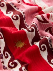 أحمر/وردي - مزين بطبعة - بلوزة كُم قصير بياقة مدببة وحافة منتفخة مكشكشة - صورة 2 من 3