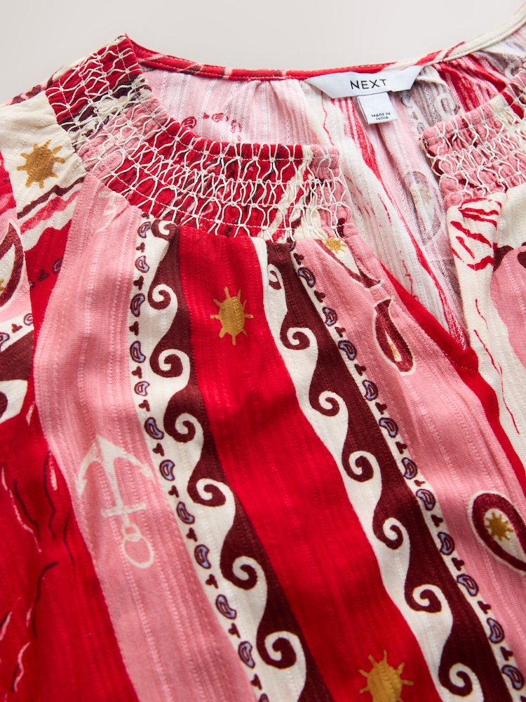 أحمر/وردي - مزين بطبعة - بلوزة كُم قصير بياقة مدببة وحافة منتفخة مكشكشة - صورة 3 من 3