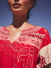 Red/Pink Border Print - Blusa de manga curta com decote em V e barra franzida. - Imagem 5 de 8