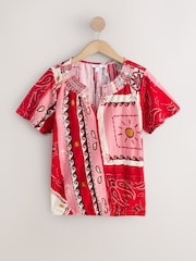 Red/Pink Border Print - Blusa de manga curta com decote em V e barra franzida. - Imagem 6 de 8
