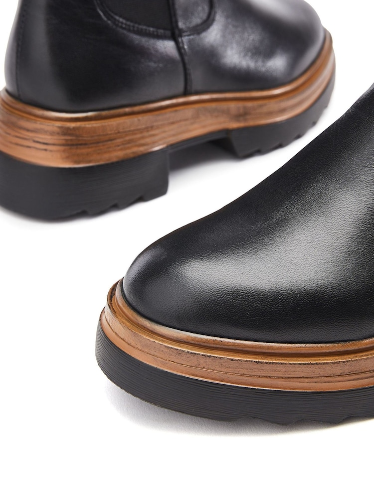 Moda in Pelle Omri Elastic Panel Chelsea Black Boots - Image 4 of 4 Moda in Pelle Omri Elastic Panel Chelsea Black Boots - Image 4 of 4