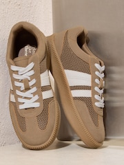 Marrón moca - A mis colegas les gustan estas zapatillas deportivas retro con cordones y suela de goma - Imagen 1 de 4